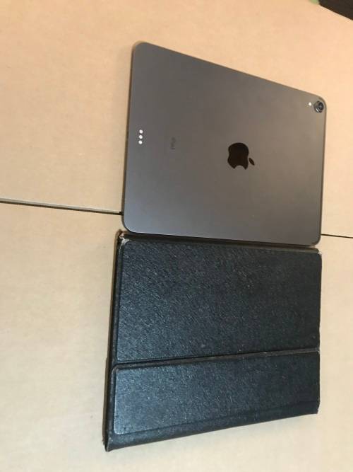 APPLE IPAD PRO *11`* MODEL:MTXN2LL/A*64 GB WIFI ONLY*USB CABLE*CHARGER*POUCH*GOOD CONDITION